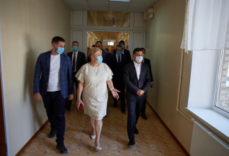 乌克兰总统谈妻儿患新冠肺炎：会让人极度虚弱
