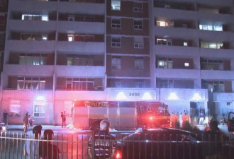公寓阳台因烧烤起火三人受伤