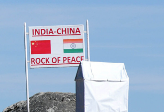 中国解放军在中印边境兴建道路桥梁等设施