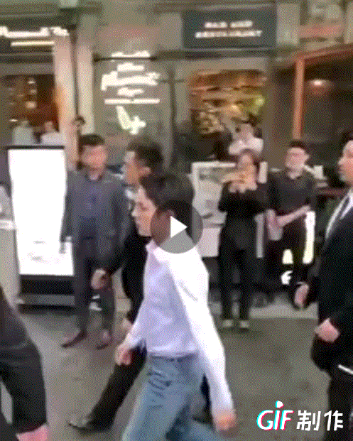 李佳琦搞“皇帝出巡”遭网友狂骂：高贵哟