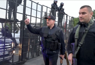 恐惧？白俄总统视察骚乱 全程抱着一把冲锋枪