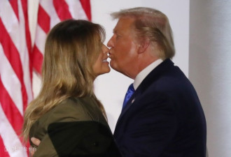 共和党大会发言后 特朗普与夫人当场亲吻秀恩爱