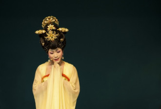 李玉刚重情义！穿短袖配礼帽请毕福剑喝酒