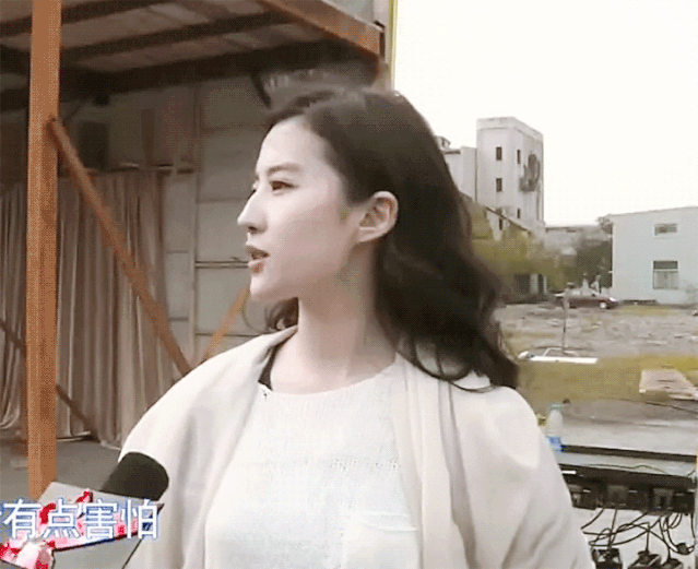 刘亦菲素颜照被扒：眼睛小得像绿豆，脸肿发油
