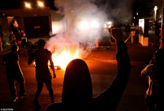 美国抗议民众在警察局附近纵火：烧掉警察局