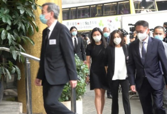 陪在李嘉欣老公身边的女子，人生有多传奇