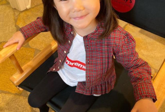 陈冠希晒3岁半女儿萌照，对镜甜笑显成熟！