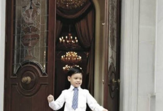 西装怎么穿好看！泰国15岁王子长成壮小伙