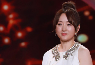 杨钰莹穿白裙扎丸子头 可爱圆脸抢镜