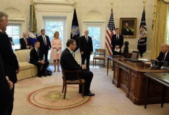 塞尔维亚总统在白宫坐小椅子似被“审判”