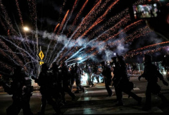 美国波特兰抗议活动进入第100天：放催泪瓦斯