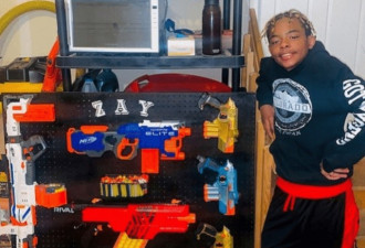 美国12岁黑人男孩上网课掏出玩具枪，遭停学