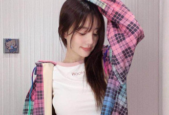 花式炫富？李小璐晒坐500万豪车自拍