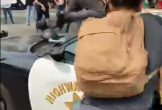 反特朗普抗议者爬警车车顶，遭警察踩油门甩飞