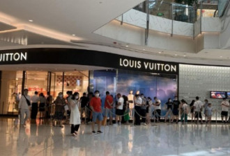 不差钱 中国奢侈品零售店出现抢购潮