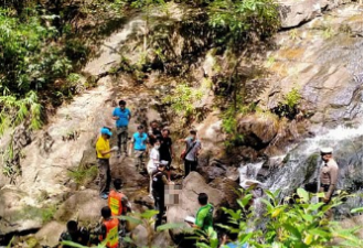 泰国游客爬上瀑布自拍 从15米处坠落身亡