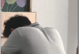 爸爸突然嚎啕大哭，家长会上15秒视频