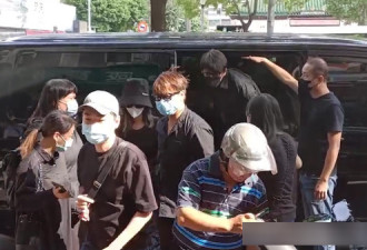 黄鸿升追悼会现场：女友情绪几近崩溃