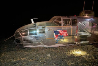 美国一架B-25轰炸机坠毁致2人受伤