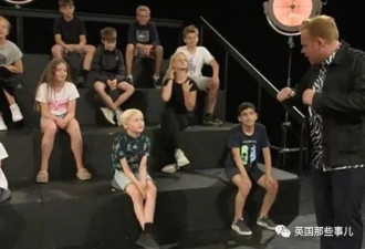 5名成年男女在孩子面前脱光做性教育 网友吵翻