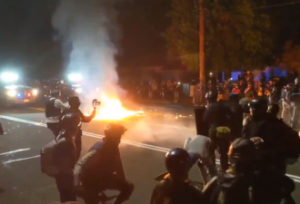美国示威者被自己人燃烧弹砸中：双腿着火