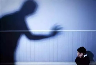男子当儿子面和朋友轮奸妻子还拍视频