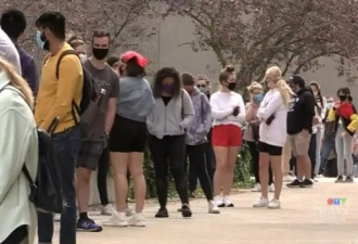 西大数百学生排长队等新冠检测 有人被拒之门外