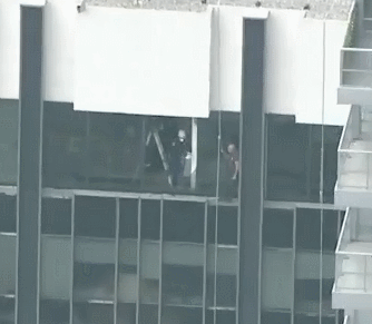 突发！多伦多高层清洁台坠落！清洁工被吊半空