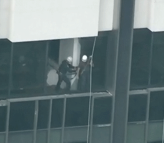 突发！多伦多高层清洁台坠落！清洁工被吊半空