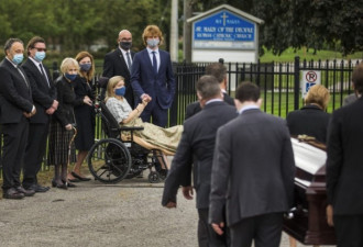 幸存女主人坐轮椅参加葬礼