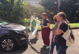 澳洲总理欲新建发电站 遭环保人士拦车抗议