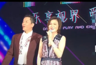 惨遭嫌弃？毛宁商演搂关之琳腰不避嫌
