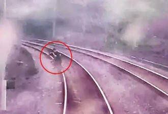 两男孩为拍视频闯入铁路 逼停动车30分钟