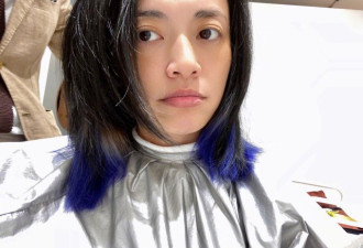 黑发不流行了？杨澜一撮蓝紫发跟白发相映成辉