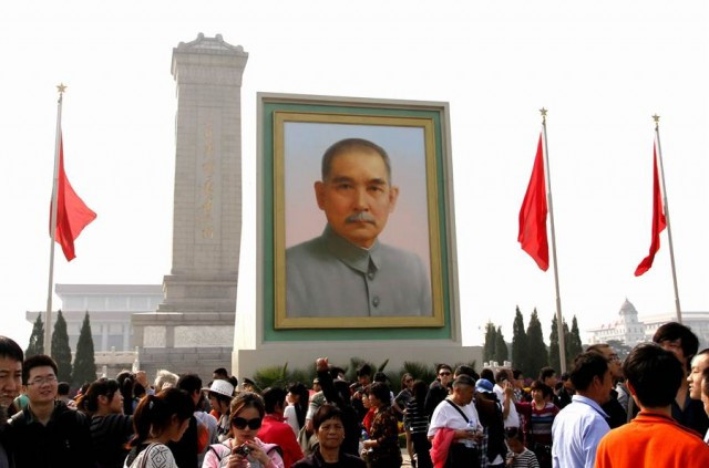 十一天安门竖孙中山像中国人怒了：毛泽东摆哪_无忧资讯