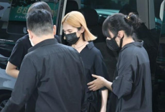 杨丞琳现身灵堂悼念黄鸿升！神色哀伤不发一语