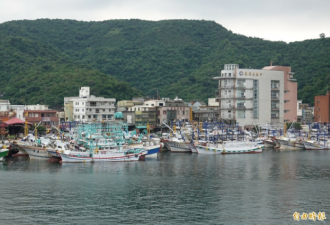 台湾渔船在钓鱼岛海域被日本公务船冲撞