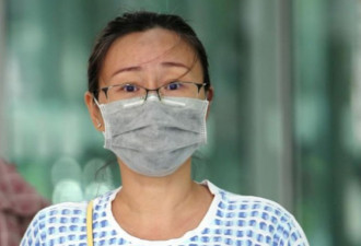 中国女子在新加坡不戴口罩对着保安故意打喷嚏