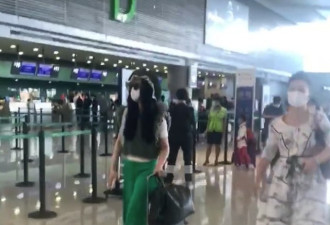 范冰冰机场造型被嘲土？身边无人随行