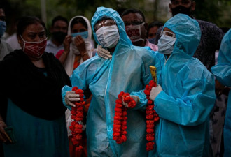 印度新冠确诊超600万死者在街头举行火葬