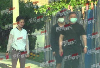 40岁殷桃与神秘男子散步，当街撒娇打闹太甜蜜