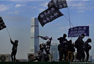 香港母子涉私藏武器被捕 英国强硬批评中国