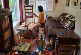 美国母亲在玩具堆中工作 被孩子打断27次