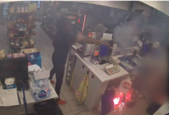 密市2青年在加油站用烟花袭击收银员被控！