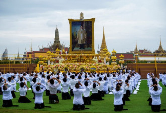 泰国国王看望民众 同日曼谷再爆反政府示威
