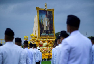 泰国国王看望民众 同日曼谷再爆反政府示威