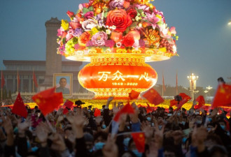 中国双节假期首日：多地现“人从众”景象