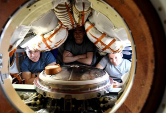 俄飞船载3名宇航员返回 疫情期首个航天任务