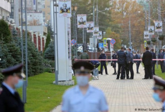 惨！俄罗斯女记者在警察总部前自焚