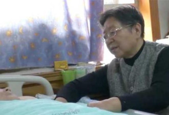 78岁老人照顾百岁母亲 她说了一句话惹哭所有人